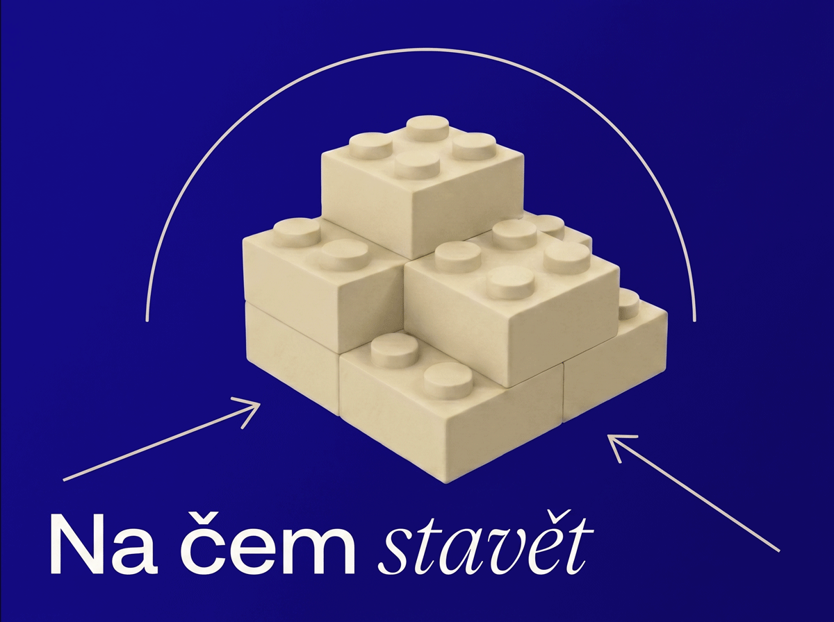 Krémová Lego kostka složená do pyramidového tvaru na modrém pozadí s textem Na čem stavět zdůrazňuje téma budování a kreativního rozvoje prostřednictvím stavebnice.