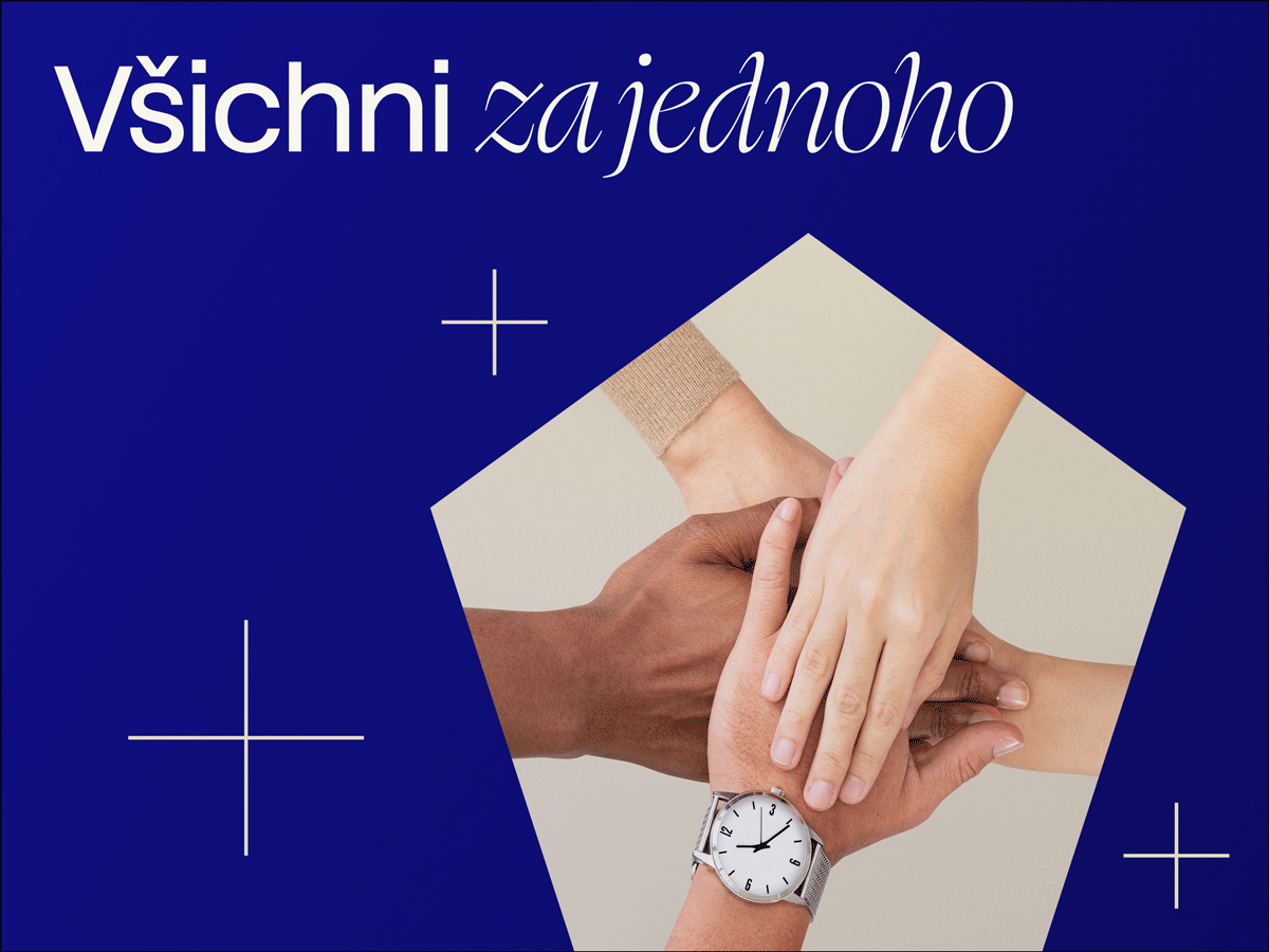 Lidé různých etnik si podávají ruce na modrém pozadí s textem Všichni za jednoho symbolizující týmovou spolupráci a jednotu v různorodém prostředí společnosti.