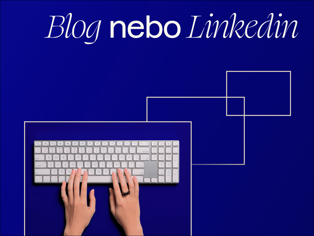 Psaní na klávesnici pro blog nebo LinkedIn modré pozadí ruka na klávesnici vytváří obsah pro profesní platformu nebo blog zvýšení online viditelnosti a engagementu