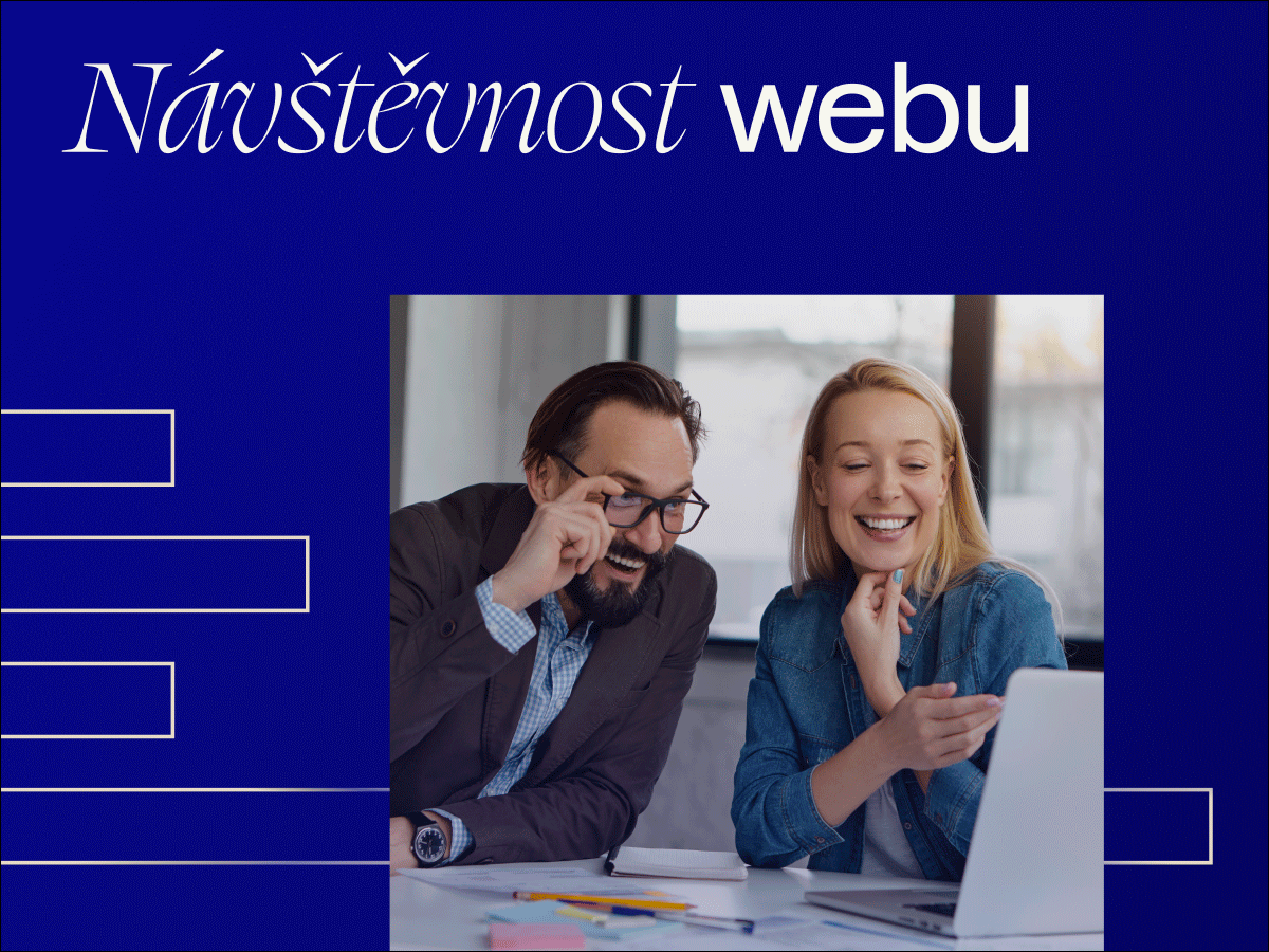 Dva lidé se smějí a sledují prezentaci na notebooku v kanceláři. Návštěvnost webu. Profesionální spolupráce a analýza dat v moderním pracovním prostředí.