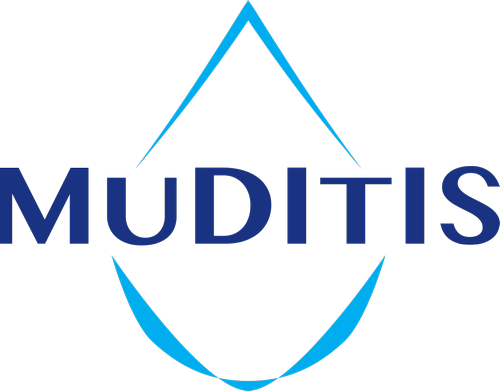 Logo s názvem Muditis v modré barvě na černém pozadí znázorňuje kapku vody symbolizující čistotu a svěžest. Kombinace jednoduchého designu a výrazných barev.