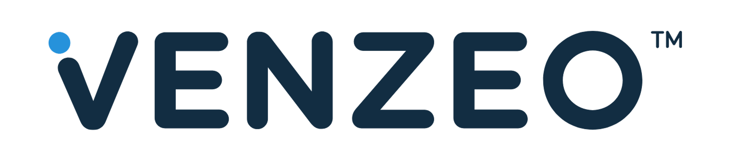 Logo společnosti Venzeo s modrým textem na černém pozadí představující firemní identitu a vizuální značku s důrazem na moderní design a jednoduchost.