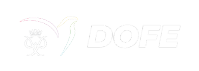 Logo programu DOFE na černém pozadí vyzdvihuje korunu a iniciály vypadající jako dvouhlavý pták, symbolizující prestiž a úspěch programu.