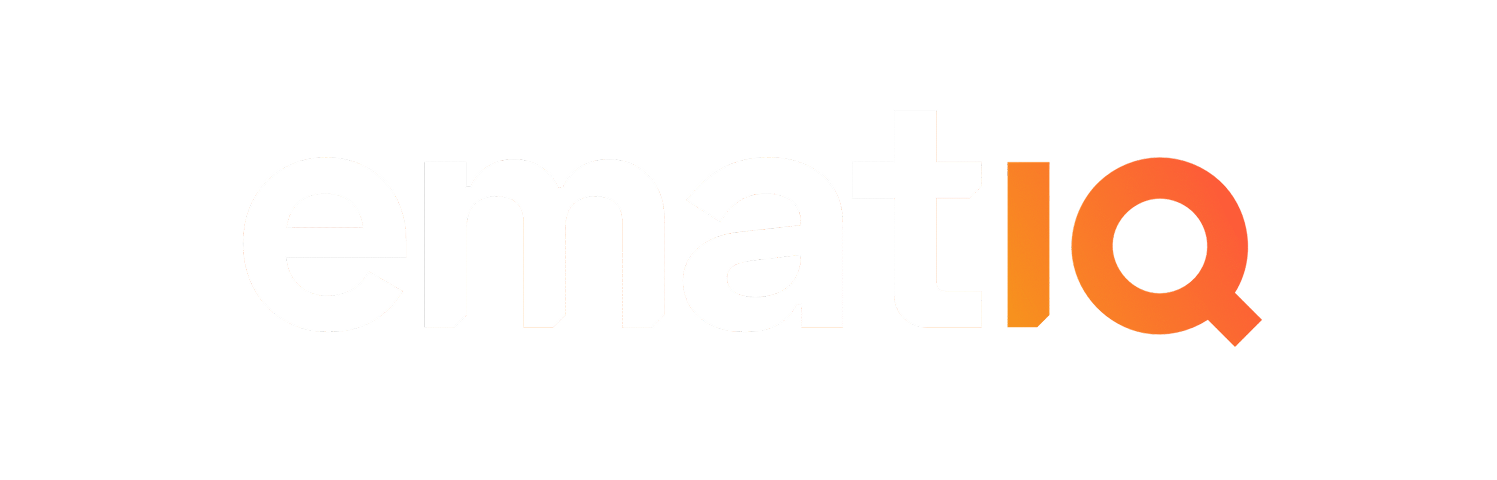 Logo společnosti ematiq s bílým textem a oranžovým akcentem na černém pozadí znázorňující moderní a inovativní design zvyšující povědomí o značce.