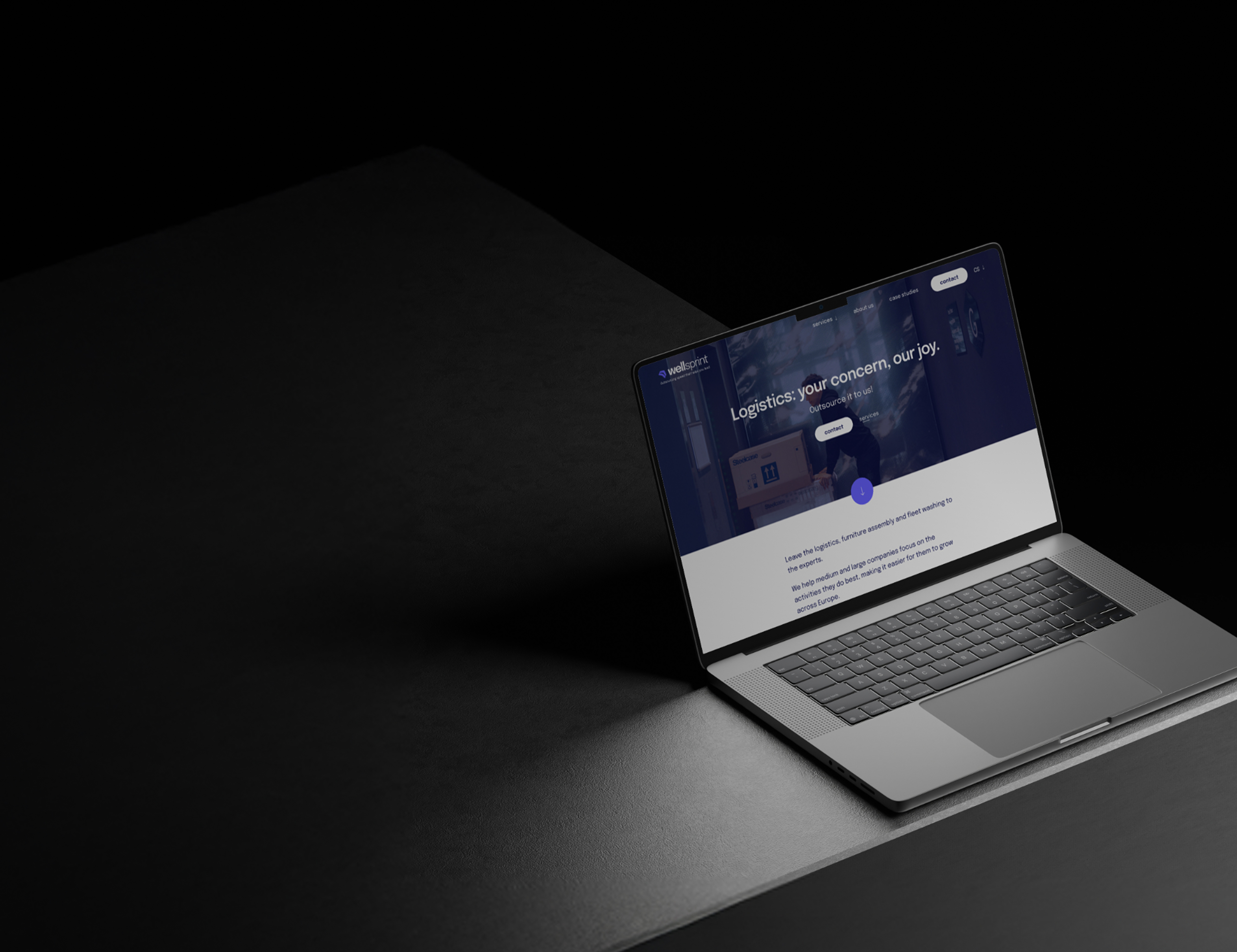 Stylový moderní notebook na tmavém stole zobrazující webovou stránku zaměřenou na kvalitní obsah. Technologie a design pro zvýšení produktivity.