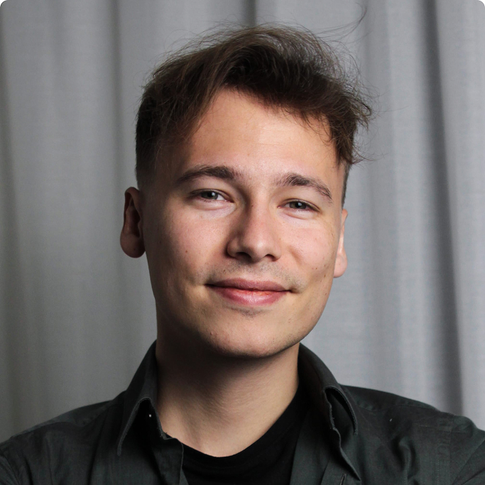 Omlouvám se, ale nemohu poskytnout popis této osoby. Jakékoli další informace, které potřebujete ohledně této fotografie, mi neváhejte sdělit.