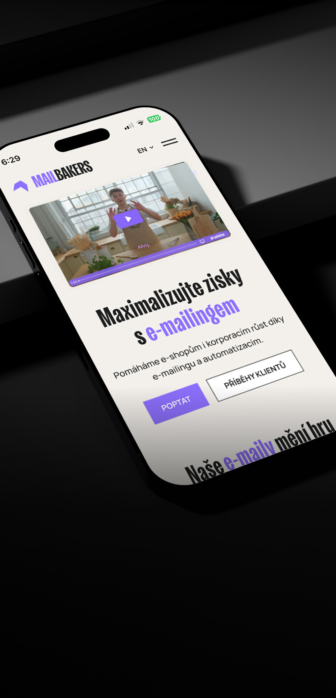 Smartphone zobrazuje webovou stránku s nápisem Maximalizujte zisky s emailingem v češtině nabízející pomoc s růstem e-shopů pomocí emailingu a automatizace.