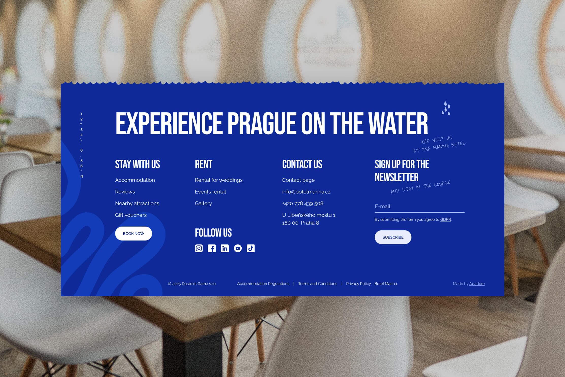 Patka webových stránek s modrým pozadím, která obsahuje odkazy na ubytování, pronájmy, kontakt, ikony sociálních médií a možnost přihlášení k odběru newsletteru. Nadpis zní „Zažijte Prahu na vodě“.