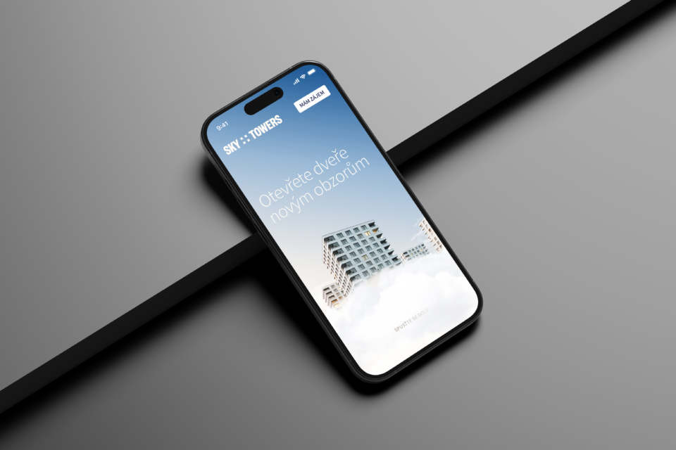 Smartphone zobrazuje moderní aplikaci s minimalistickým designem na obrazovce Součástí zobrazení je obrázek budovy obklopené mraky což vytváří elegantní vizuální efekt