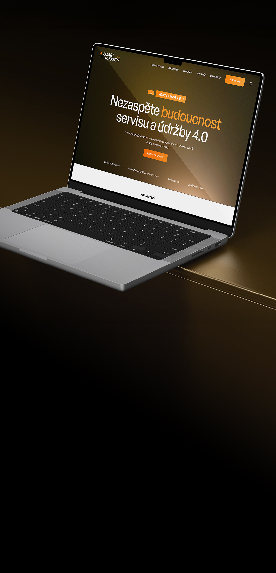 Moderní notebook zobrazuje webovou stránku s textem Nezaspat budoucnost servisu a údržby 4.0 na obrazovce design v elegantním tmavém a oranžovém barevném schématu