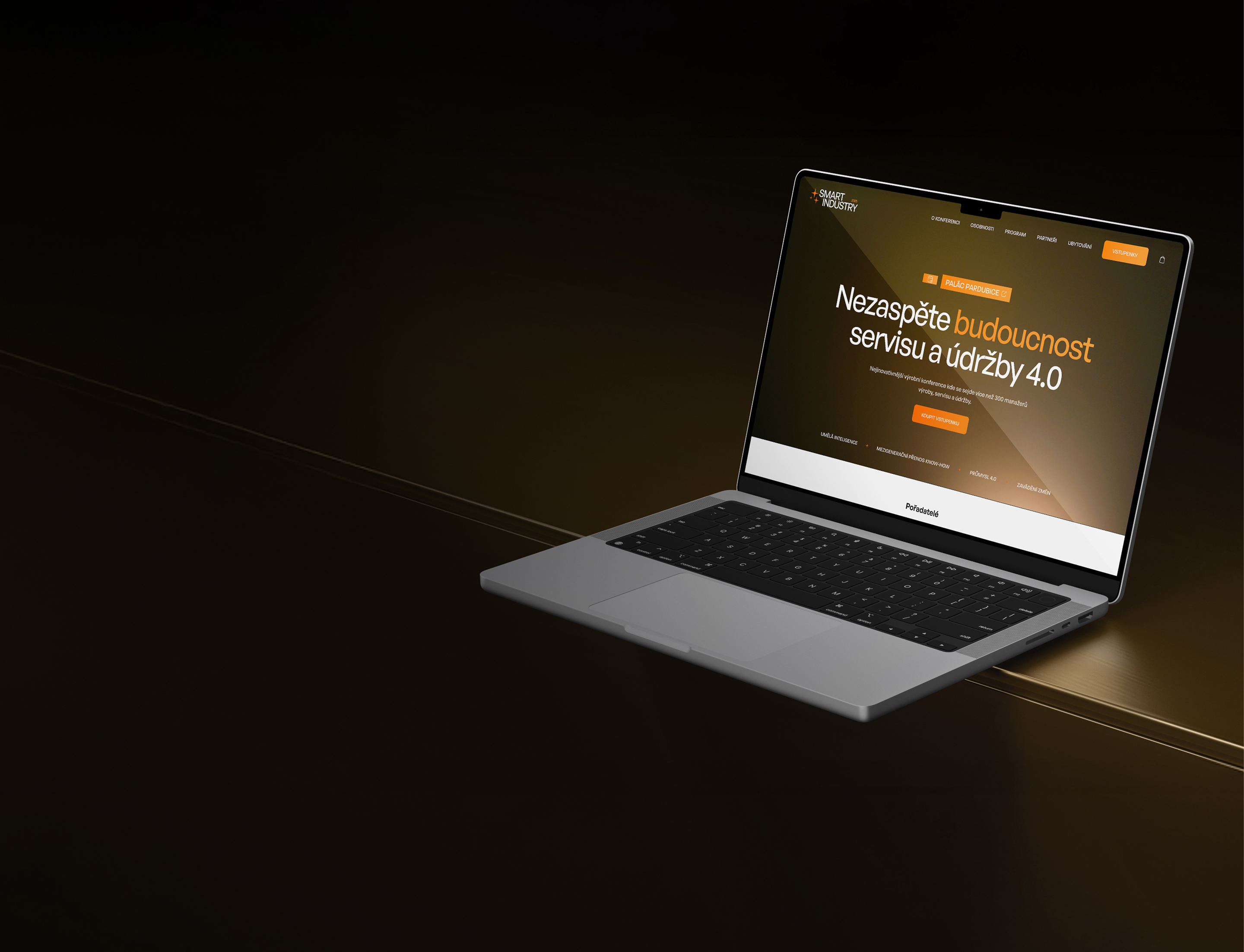 Otevřený notebook na tmavém pozadí zobrazující webovou stránku s textem Nezaspěte budoucnost servisu a údržby 4.0. Moderní technologie a digitální inovace.