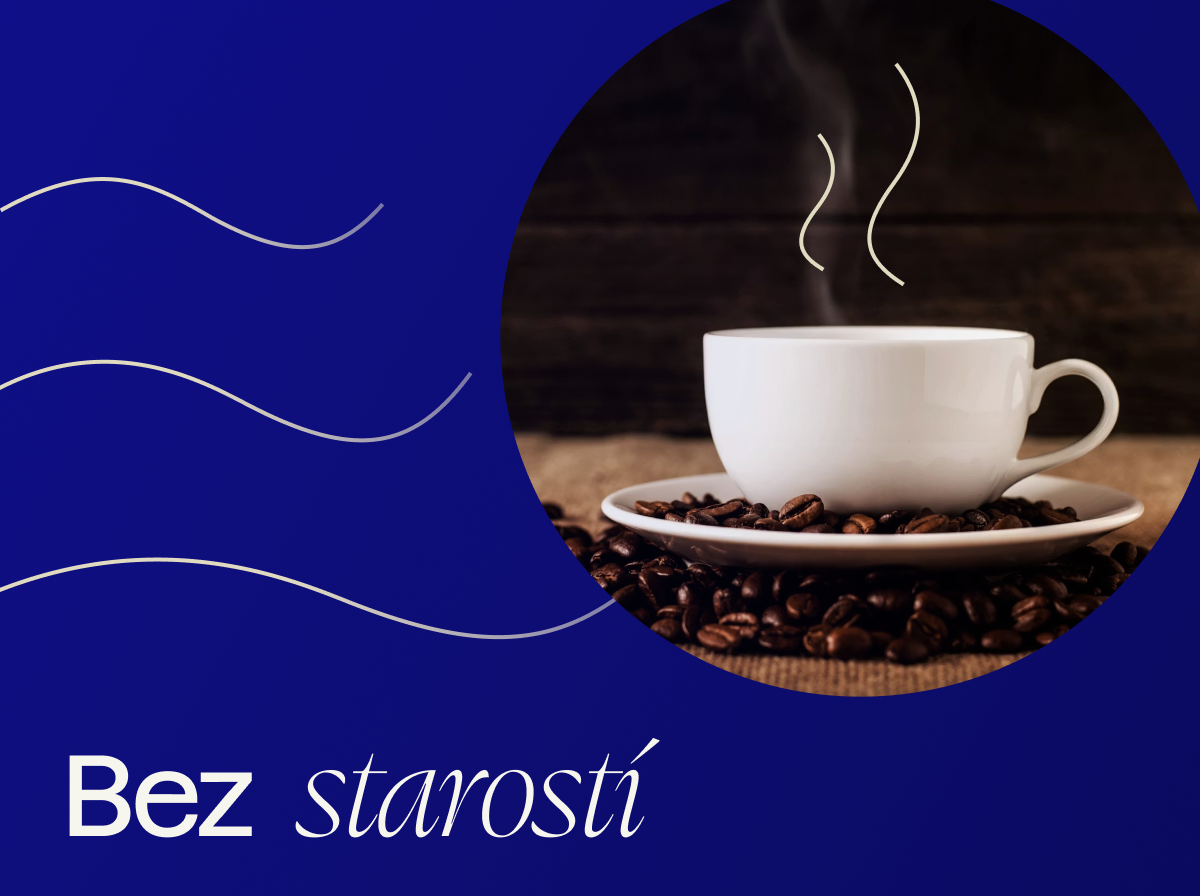 Šálek kávy se zrnky symbolizuje tvorbu webu bez starostí