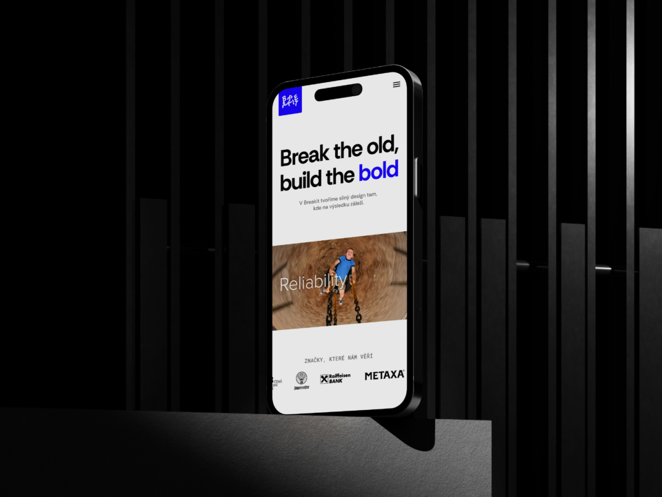 A phone featuring the Breakit website and the headline „Break the old, build the bold“