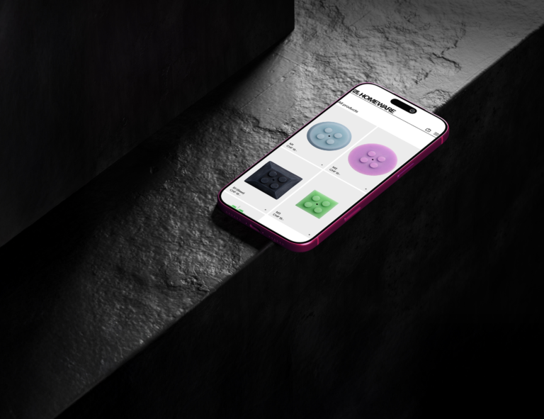 Moderní smartphone s futuristickým designem zobrazuje aplikaci s barevnými ikonami na kovovém povrchu pro stylizované technologické prostředí a elegantní vzhled.