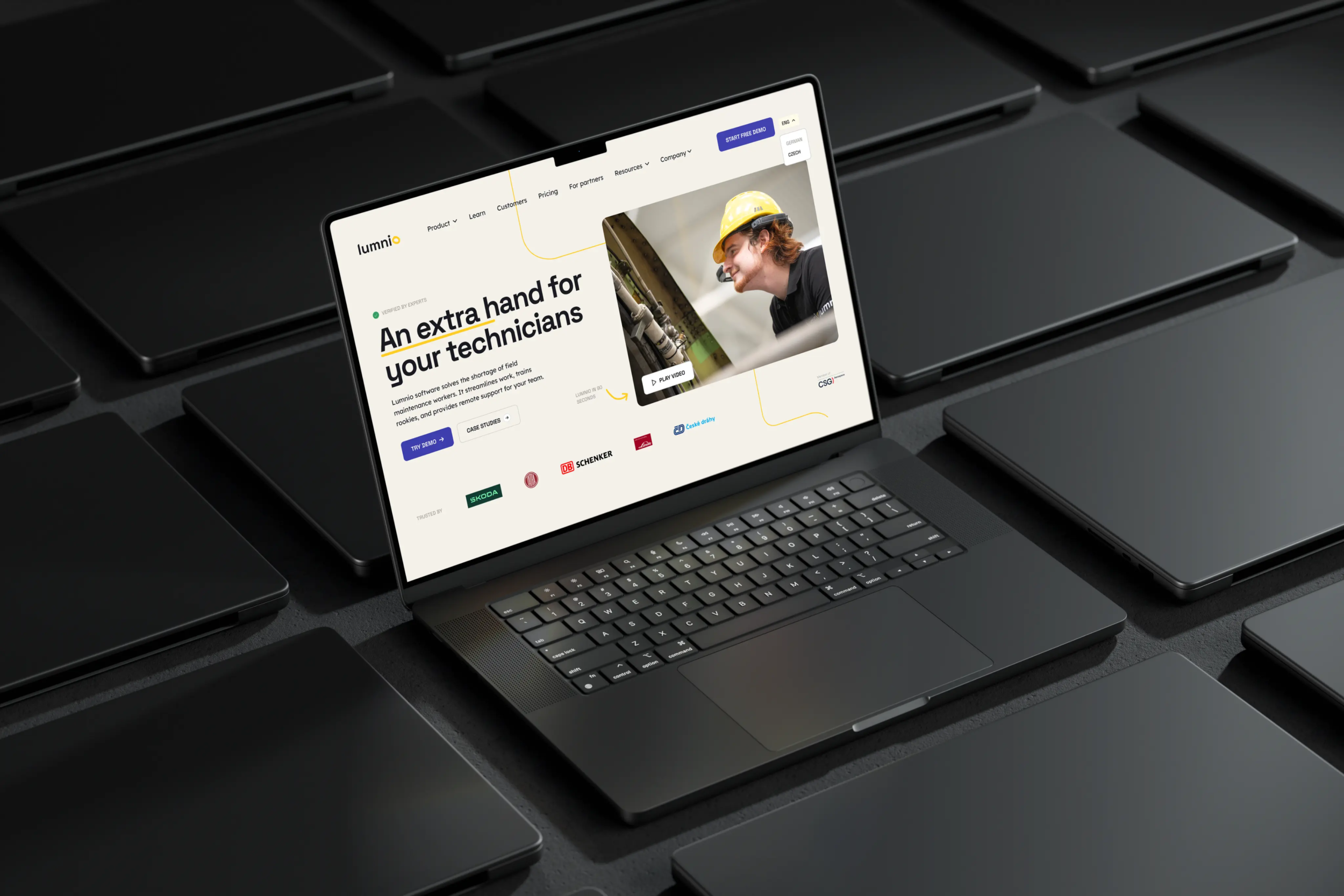 Notebook s webovými stránkami technické podpory na tmavém pozadí
