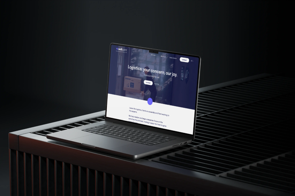 Notebook s webovou stránkou na tmavém povrchu v moderním stylu