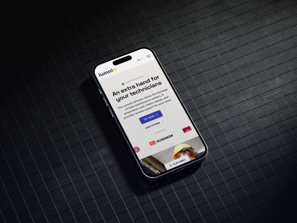Smartphone na tmavém pozadí zobrazuje webovou stránku start-upu v technologickém sektoru.