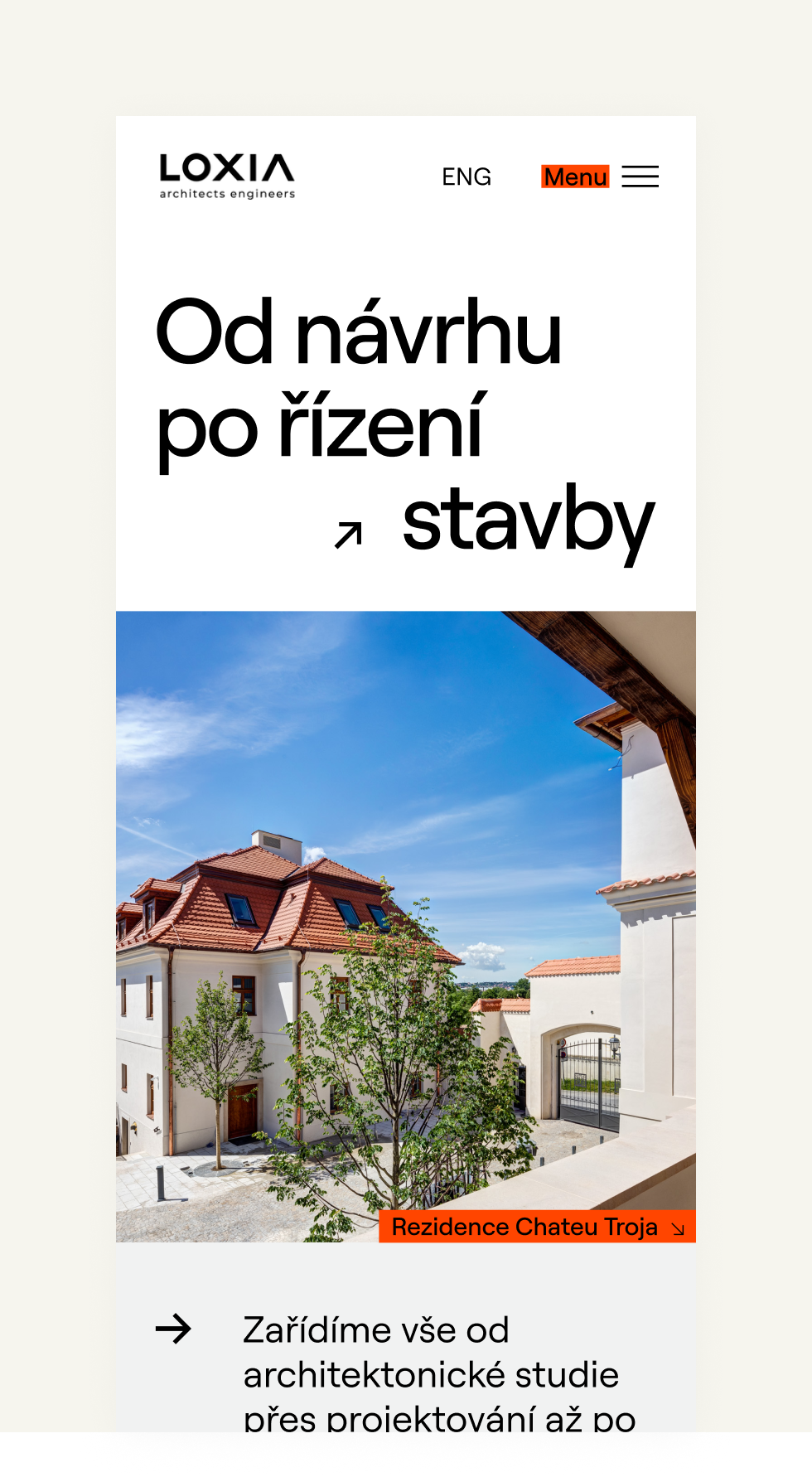 Webová stránka architektonické firmy LOXIA nabízí pohled na moderní rezidenci v Troji s modrou oblohou a zelení zdůrazňující architektonické služby od návrhu po stavbu.